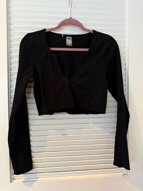 ARITZIA Sunday Best Black Ribbed Long-Sleeve Cropped V-Neck Top